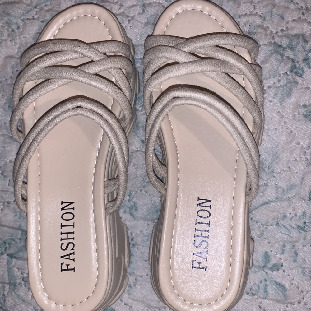 Hello !⭐️I’m selling these cross strap slide sandals , they are open box and new - Picture 3 of 6